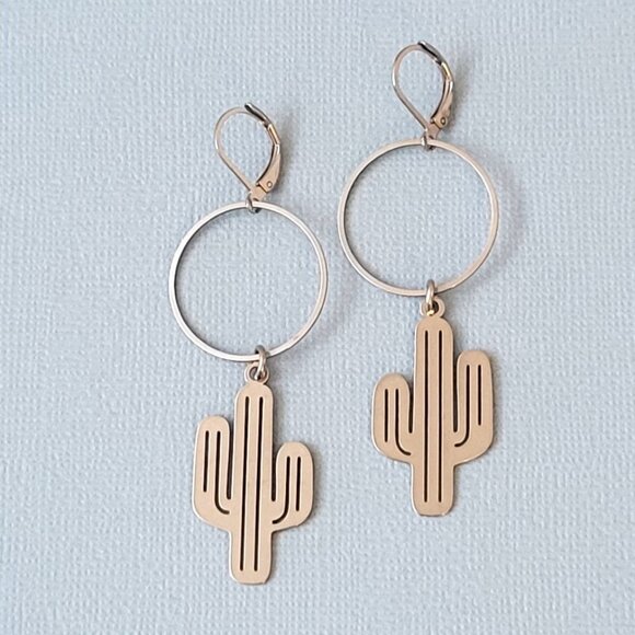 SAGUARO CACTUS Circle Charm Earrings Stainless Steel Lever Back Western Cowgirl - Picture 1 of 6